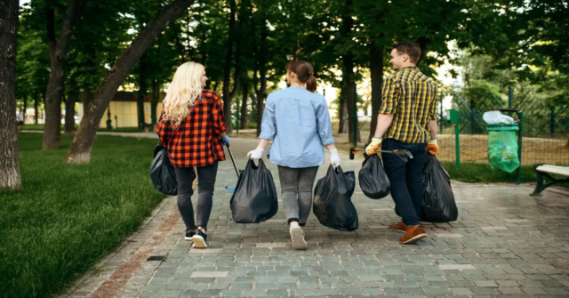 Young volunteers clean junks